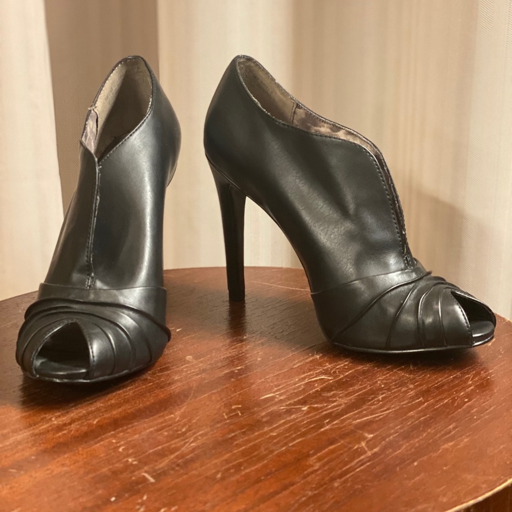Carlos by Carlos Santana peep toe booty/ heel